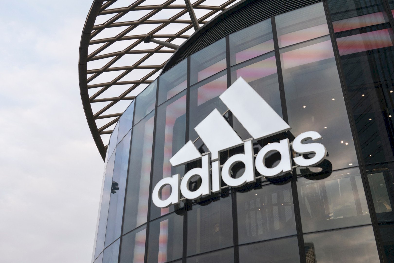Adidas подал в Роспатент заявки на регистрацию в РФ нескольких товарных знаков